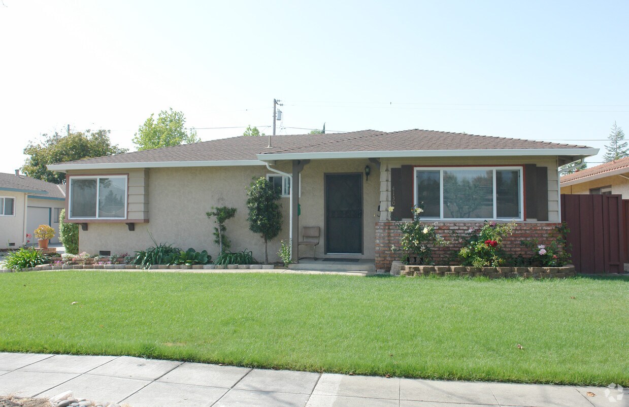 Building Photo - 4130 Manzanita Dr
