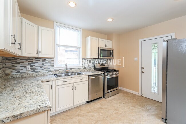 Building Photo - 402 3rd ST