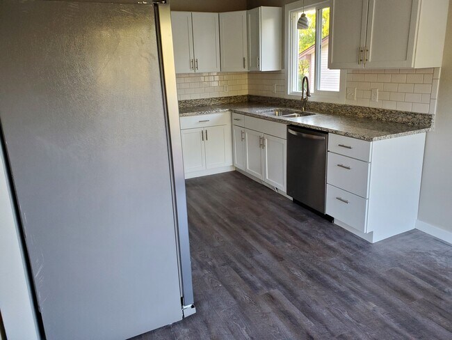 Foto del edificio - 3542 Independence Ave N