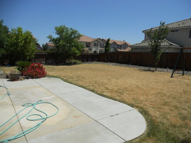 Foto del edificio - LARGE CORNER LOT 2 STORY 4 BED HOME IN MATHER