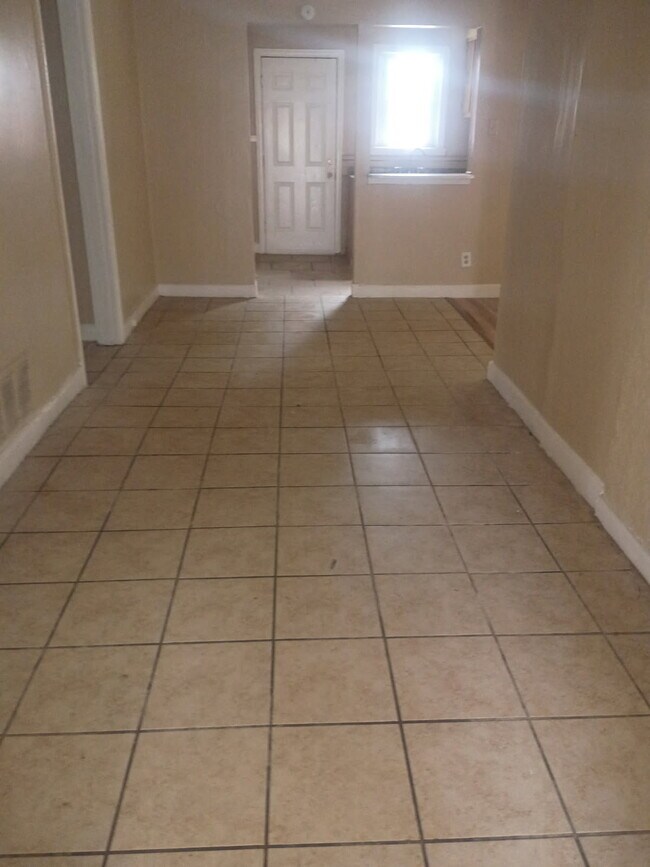 Foto del edificio - 1125 W Lexington Cir