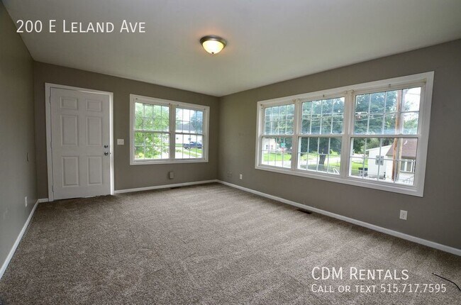 Building Photo - DSM Ranch w/ Finished Bsmt and Fenced Yard