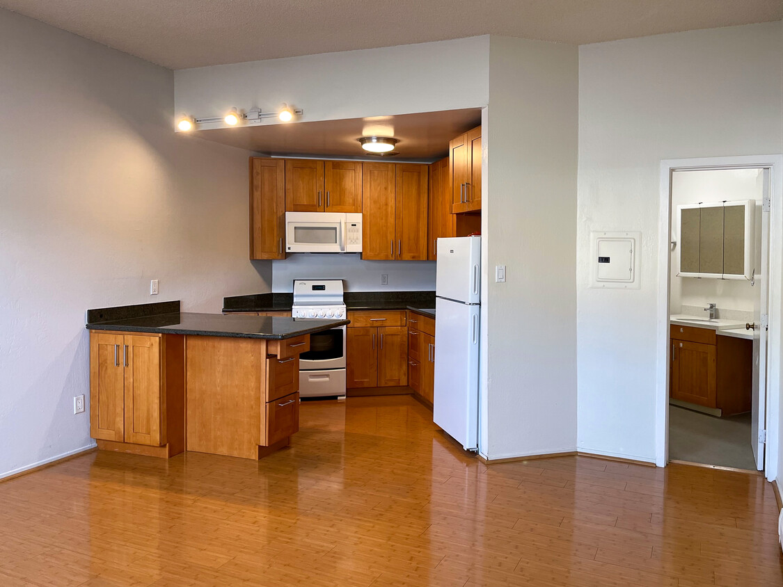 Kitchen and Breakfast Bar - 40 Cottage Ave