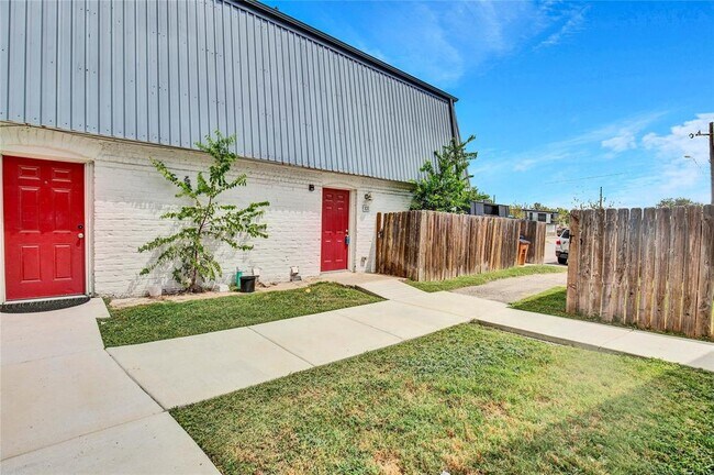 Building Photo - 7204 Twin Crest Dr