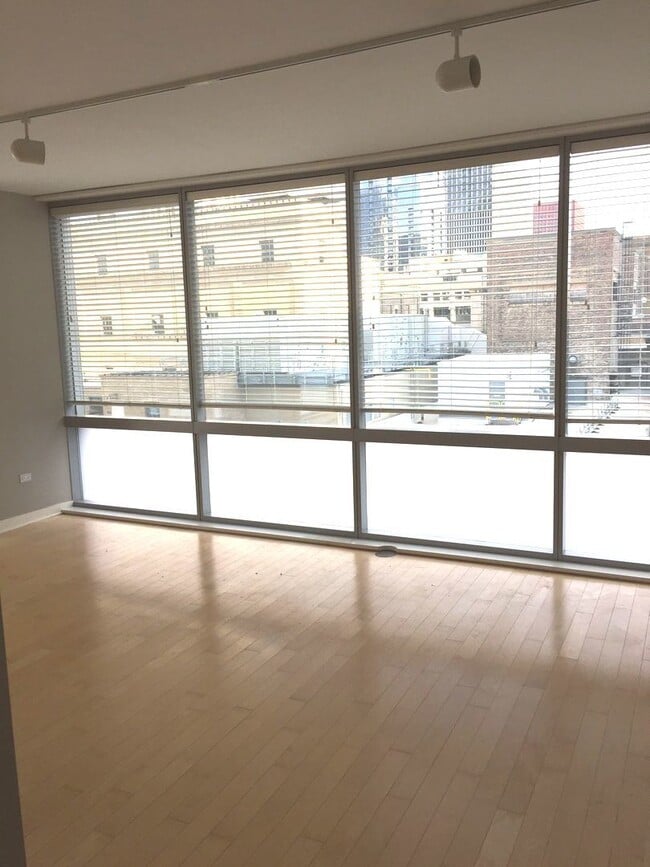 Building Photo - 8 E Randolph St