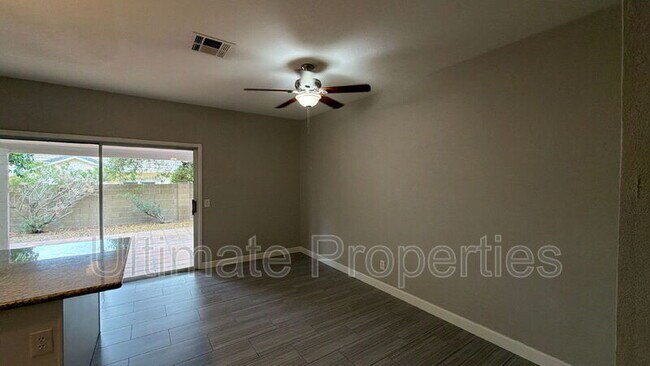 Foto del edificio - 9035 E Jenan Dr