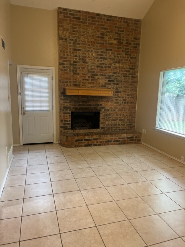 Building Photo - Beautiful 3 bedroom townhome! Master downstairs Large living room, wet bar, Garage! Coming soon i...