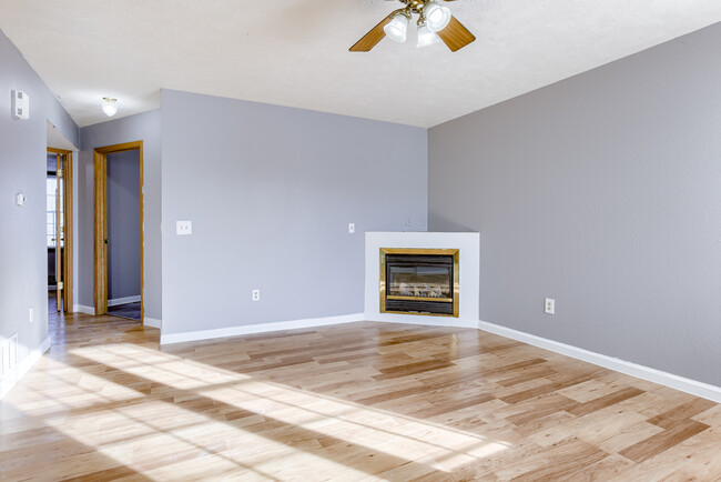 Building Photo - Salt Creek Townhomes