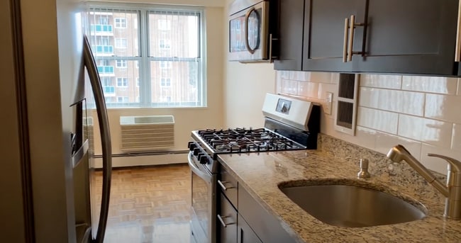 Building Photo - 2-Bed/1.5 Bath Apt in Pet-Friendly Complex; Pet Friendly! Ideal Location in Brookline