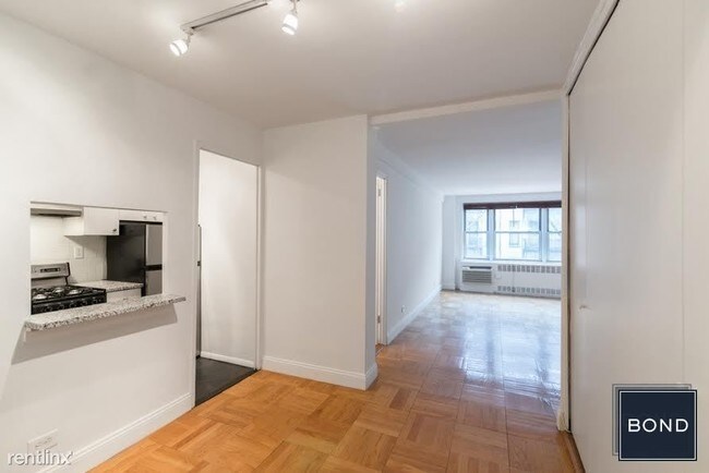 Building Photo - 30 E 86th St
