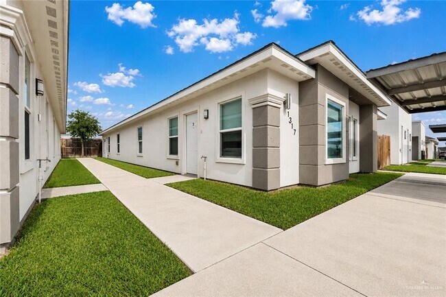 Building Photo - 18 S Xanthia St