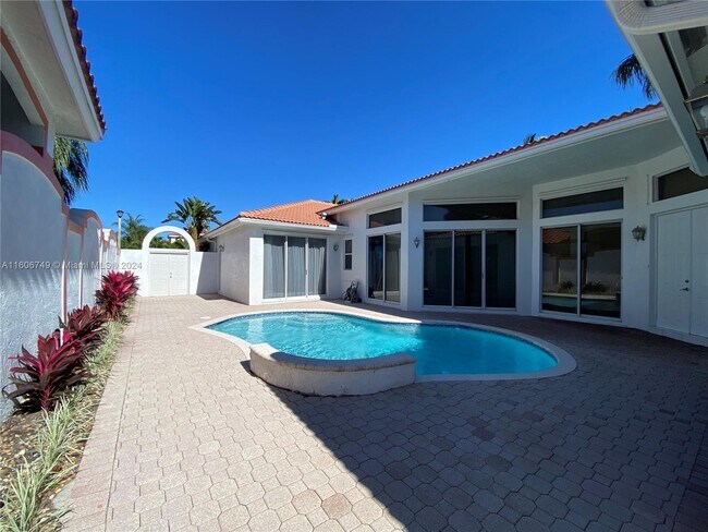 Building Photo - 14910 Bel Aire Dr