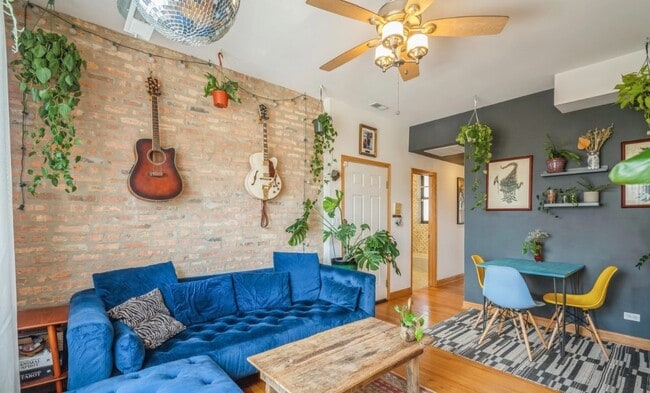 Foto del edificio - Bright 2 Bed 2 Bath in the Ukranian Village area