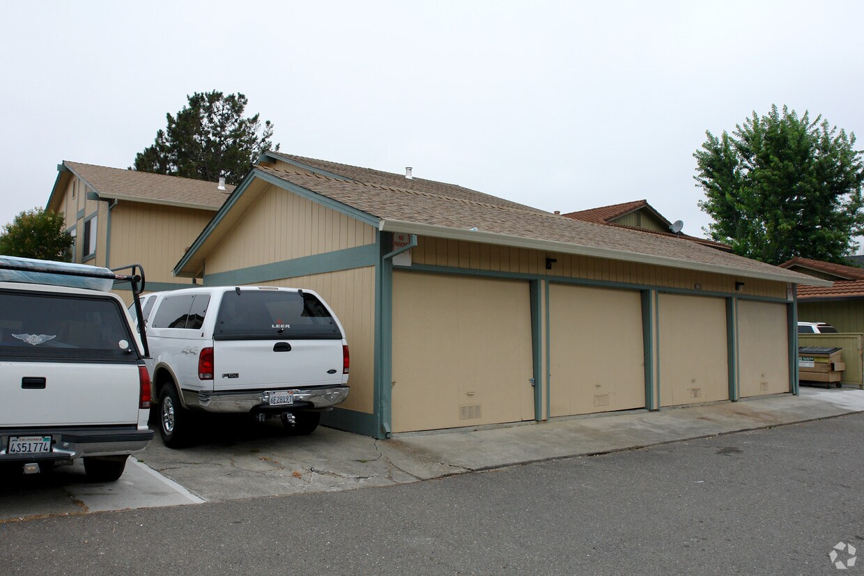 Building Photo - 6520 Country Club
