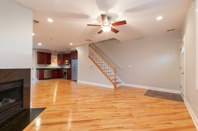 Foto del edificio - Beautiful Three Bed, 2.5 Bath Townhome in Mont Clare!