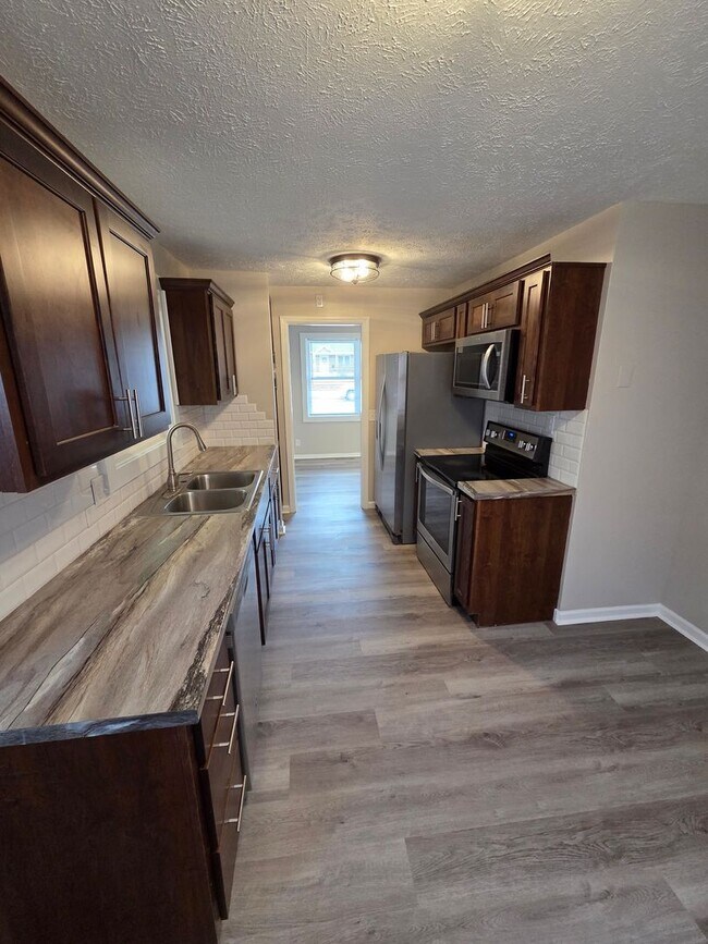 Foto del edificio - 3 bed, 1 bath, 1 car garage with fenced in backyard. District 66, right next to Aksarben!