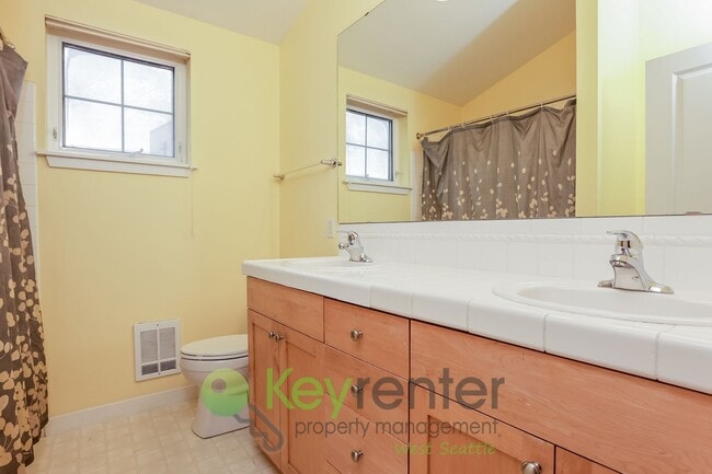 Building Photo - Sophisticated Seattle Home with Stunning Interiors