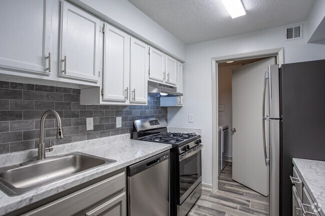 1BR, 1BA - 953SF Maple - Kitchen - Laurel Oaks