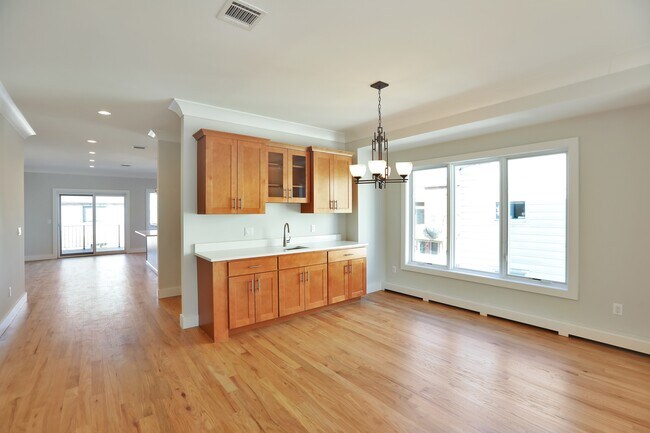 Building Photo - 463 Roff Ave