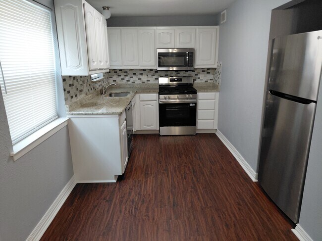 Cocina con electrodomésticos nuevos. - 6000 Westridge Ln