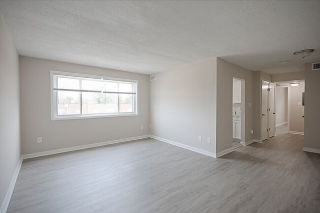 Building Photo - Lovely 2 BR/1 BA Top-Floor Condo in Congre...