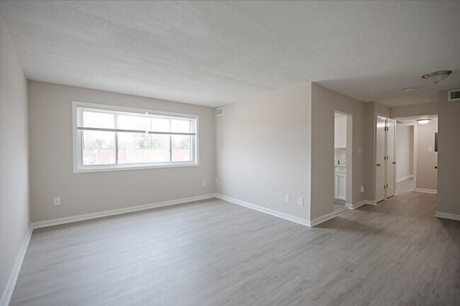 Foto del edificio - Lovely 2 BR/1 BA Top-Floor Condo in Congre...