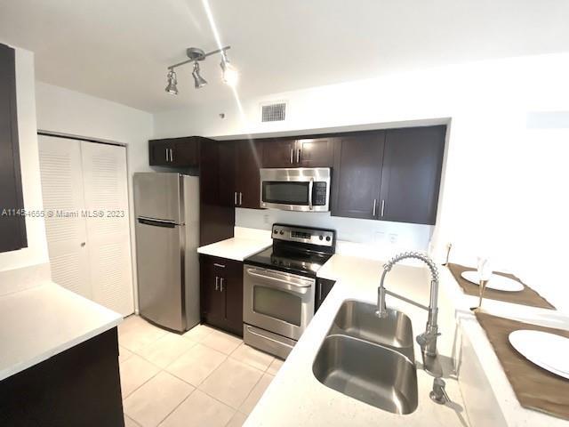 Foto del edificio - 2061 Renaissance Blvd