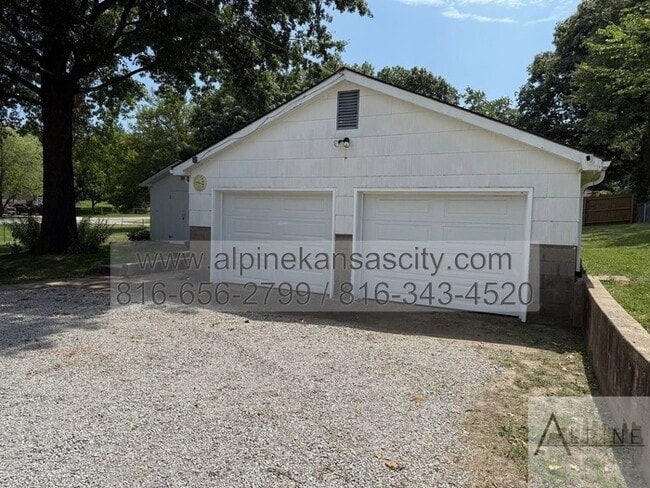 Building Photo - Spacious Gladstone Ranch!