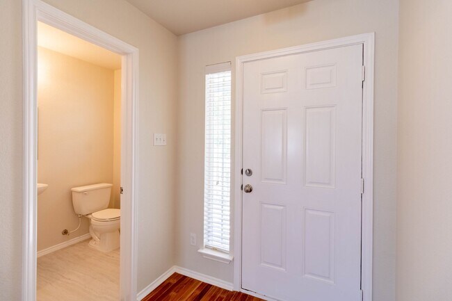Foto del edificio - Vibrant 2 story, 3 bedroom, 2.5 bathroom i...