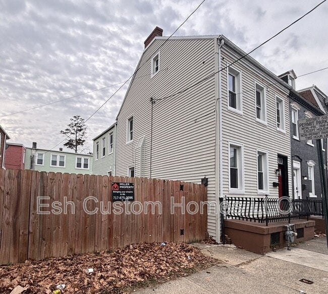 Building Photo - 28 Caroline St