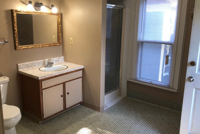 Bath 2 - 641 Franklin St