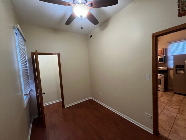 Foto del edificio - 2028 N Hamlin Ave