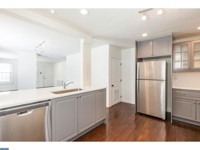 Building Photo - Nicely Renovated 4 Bed/1.5 Bath house in B...