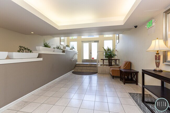 Foto del edificio - TRANQUIL 2BD/2BA CONDO WITH COURTYARD VIEW...