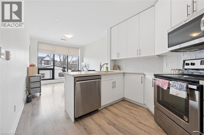 Building Photo - 690 King St W