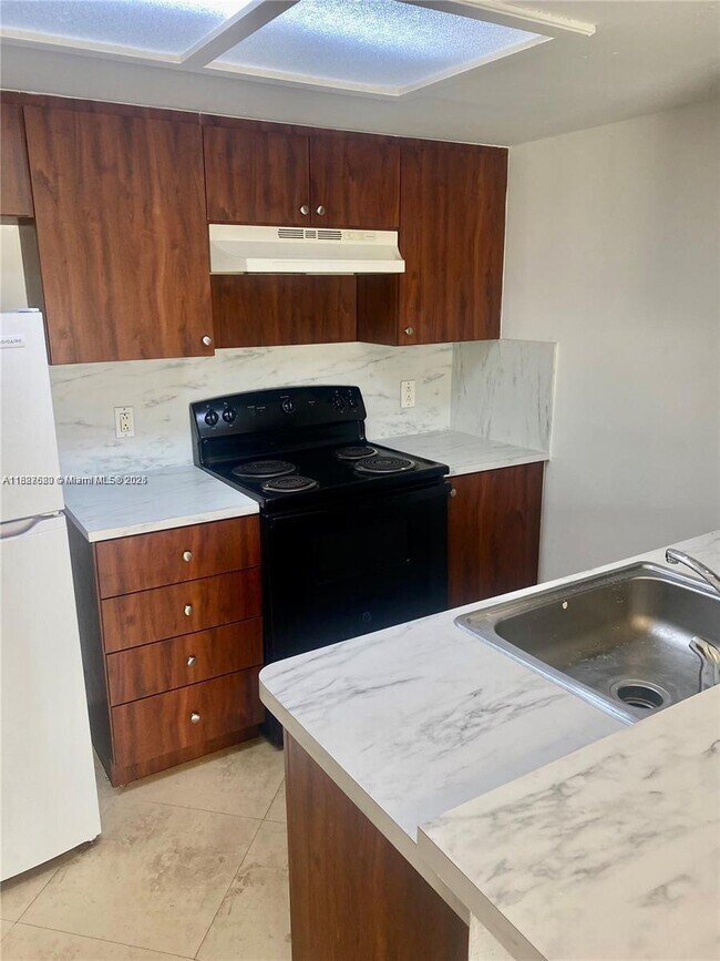 Foto del edificio - 8323 Coral Lake Dr
