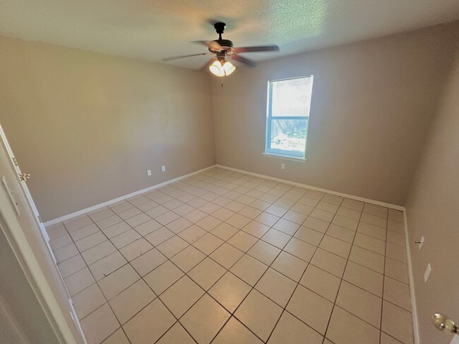 Building Photo - AVAILABLE NOW!