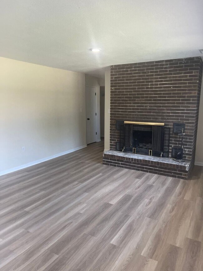 Building Photo - 758-760 Southampton Dr