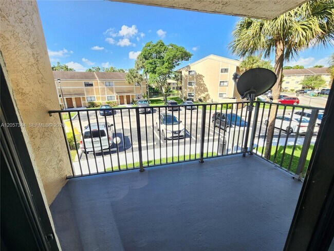 Foto del edificio - 9491 Palm Cir S
