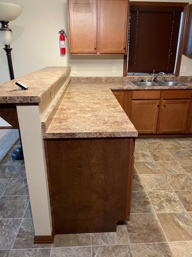 Building Photo - 2 Bedroom, 2 Bathroom Lower Available