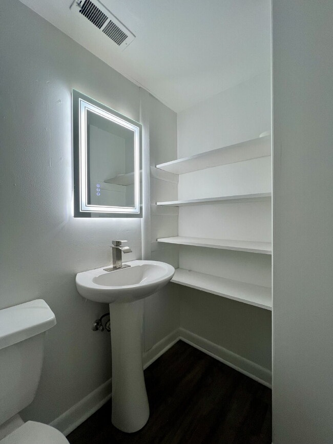 Foto del edificio - Newly Updated One Bedroom Apartment Availa...