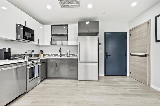 2BR, 2BA - 728SF - Reese Tower Apartments