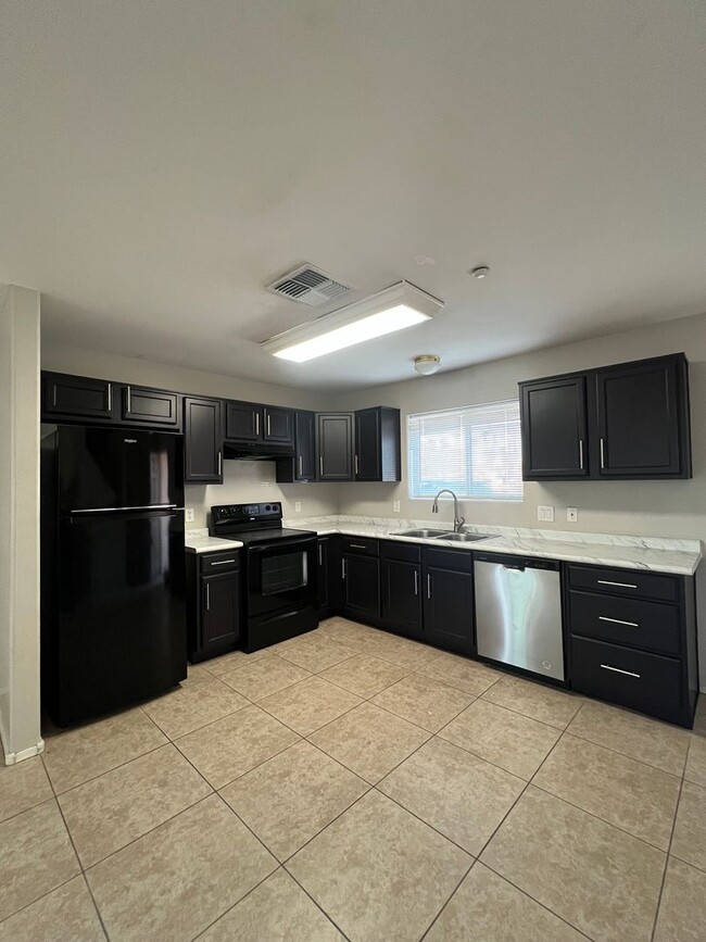 Foto del edificio - 2 Bedroom 1.5 Bath  Move in Ready in North...