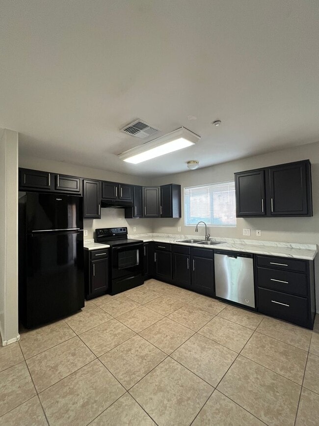 Foto del edificio - Two Bedroom / I17 Freeway Access