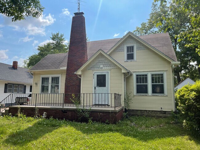 Building Photo - Adorable Vintage Home with Tons of Charact...