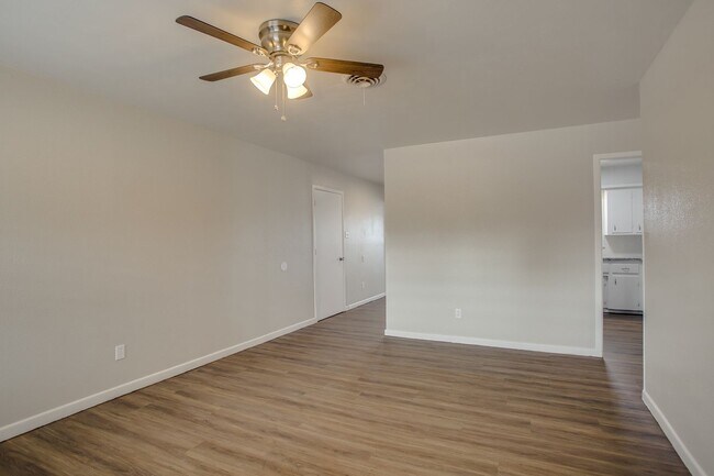 Foto del edificio - Spacious and Updated! First Month Free!