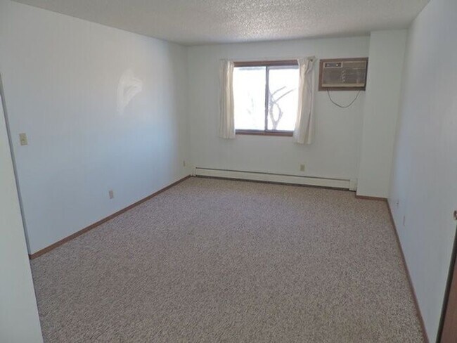 Building Photo - $825 | 2 Bedroom, 1 Bathroom Apartment | C...