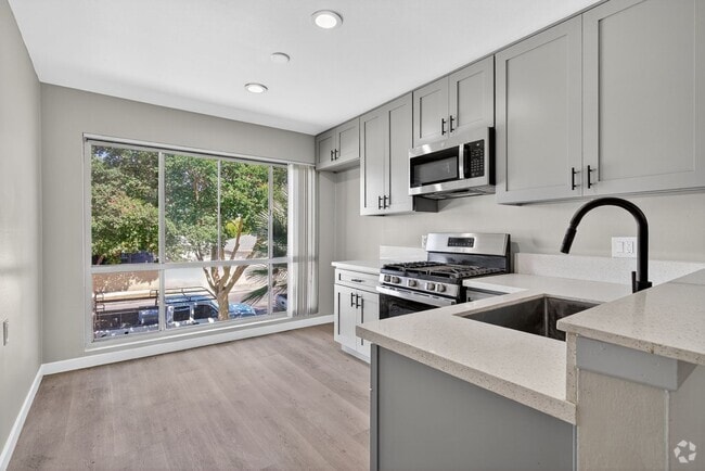 Building Photo - 10442 Lampson Ave