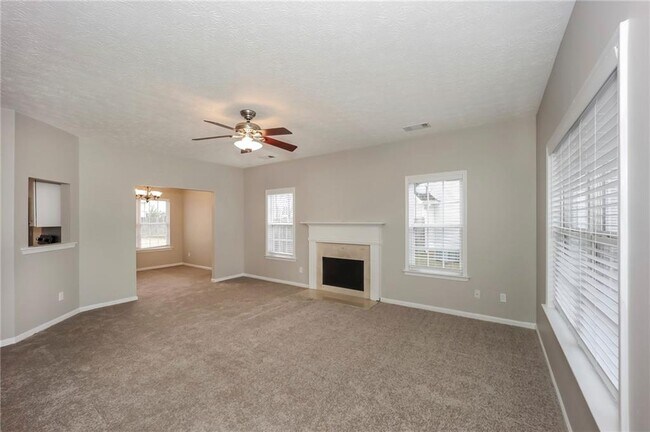 Building Photo - 60 Roxbury Ln