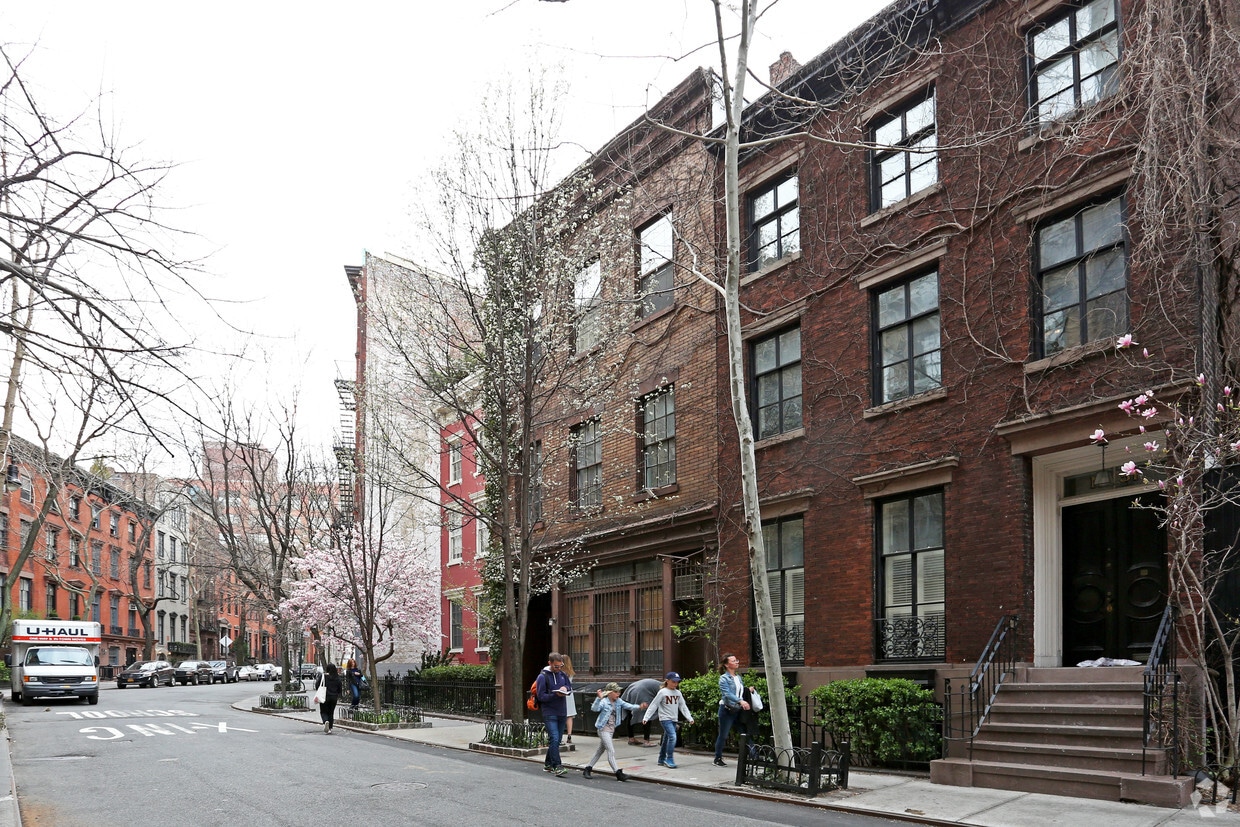 Primary Photo - 33-35 Morton St